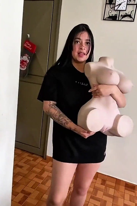 섹스 인형과 함께 섹스하고 싶어하는 큰 엉덩이의 내 여친!