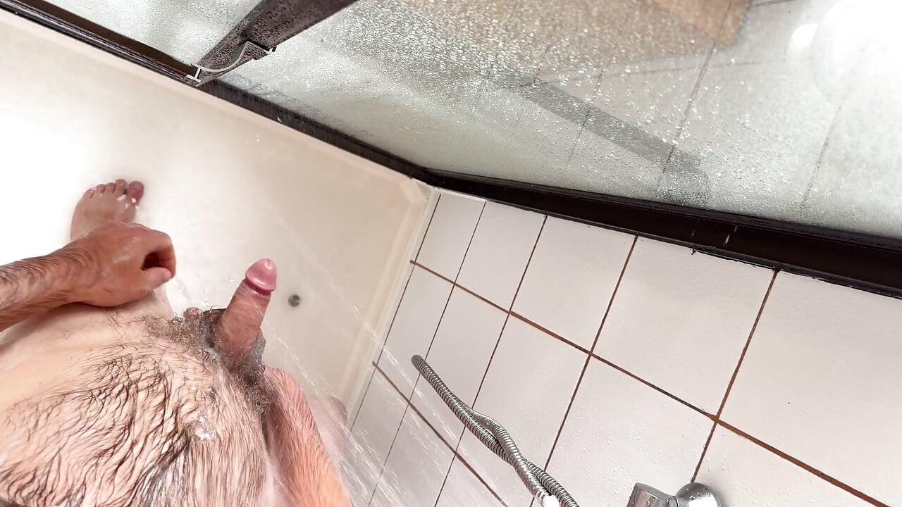 异性恋男人在旅馆洗澡时被半精液干