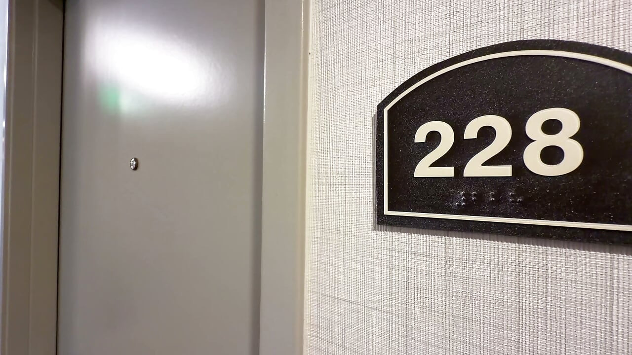Eu compartilhei um quarto de hotel com Lilith Grace tatuada e transformei-o em duro estilo cachorrinho e diversão lambendo porra