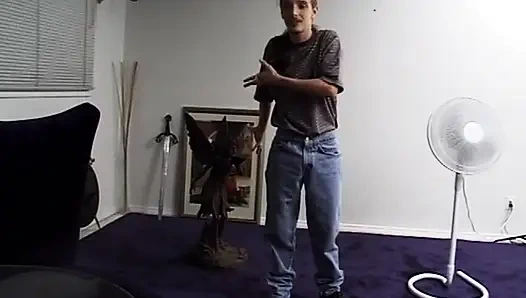 Minyon genç kız sıkı pirsingli amcığını parçalatıyor