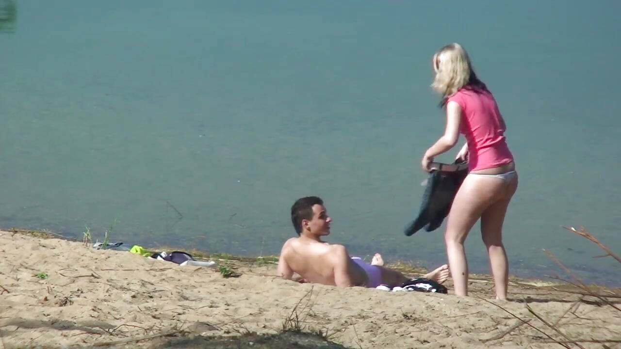 Maloj drolji treba veliki kurac na otvorenom!