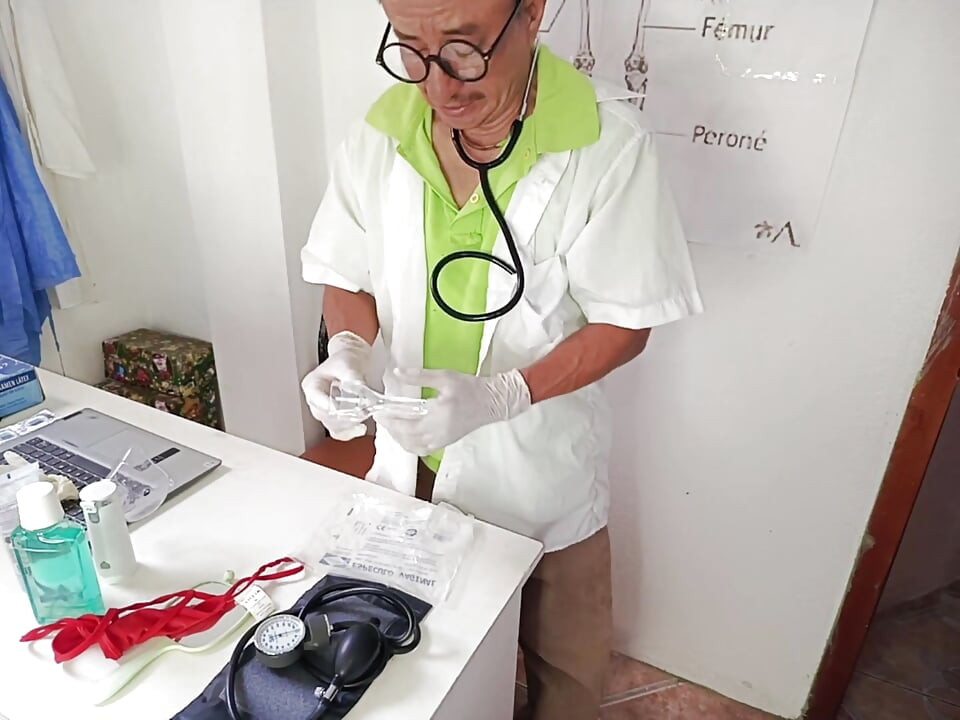 Doctor se folla a la hermosa tetona y a su hijastra culona