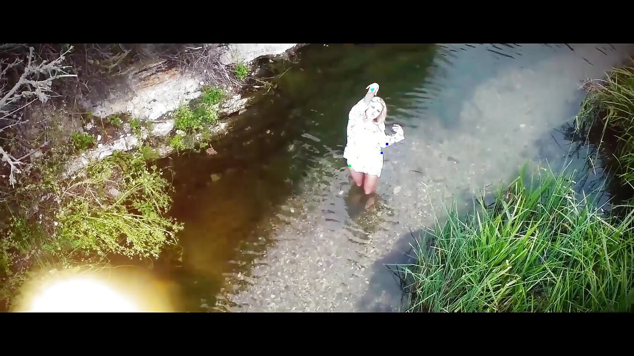 Blonďatá ošklivá dívka miluje dotýkání se její kundičky