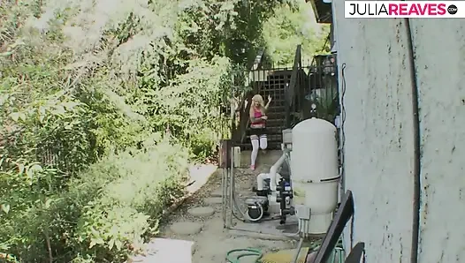 Блондинка-шлюшка сосет огромный член, затем раздвигает ноги для жесткого траха