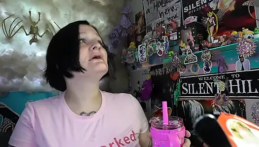 Dani isst Ramen ohne ihre Prothese
