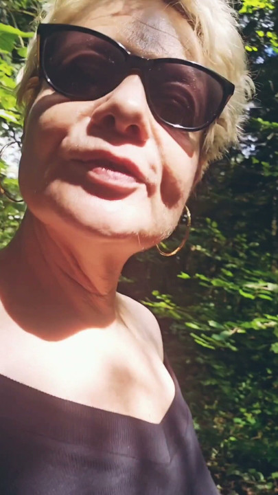 Madura milf procurando um estranho na floresta para chupar e masturbar ele completamente até ele gozar na minha boca | Clipe 1
