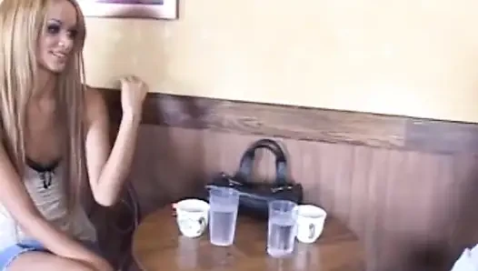 Tyra banxxx fickt auf dem offenen ort mit ihren kleinen titten