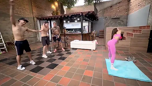 Pelatih pribadi yang cantik melakukan pelatihan dengan 3 pria dan akhirnya meniduri mereka semua