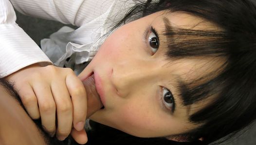 Японская девушка Tomomi Motozawa сосет хуй без цензуры