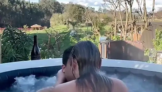 Секс На Улице С Горячей Милфой-блондинкой В Горячей Ванне - Джакузи