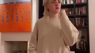 Maisie Williams danst thuis