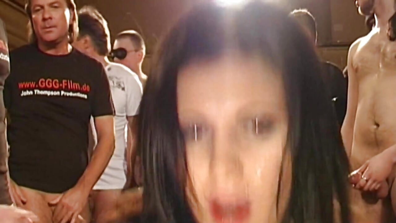 Brunetka dziwka dostaje jej twarz pokryta spermą podczas intensywnego gangbang Ggg