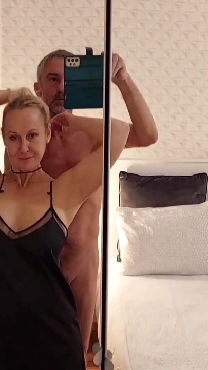 زوجة شقراء ناضجة هاوية تستمتع بالجنس بعد المشي