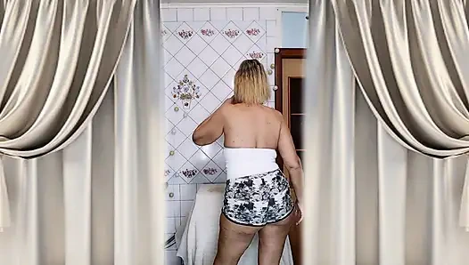 Ibu rumah tangga Lukerya pemanasan di dapur dan mengoda dengan ceria di webcam.