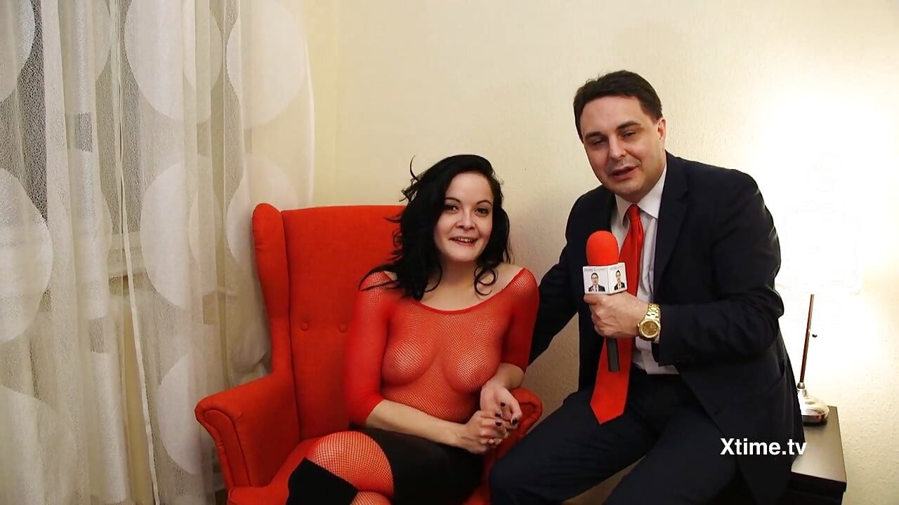 Andrea Dipr i vruća brineta u crvenom koja voli sisati lizalicu i tvrdi kurac