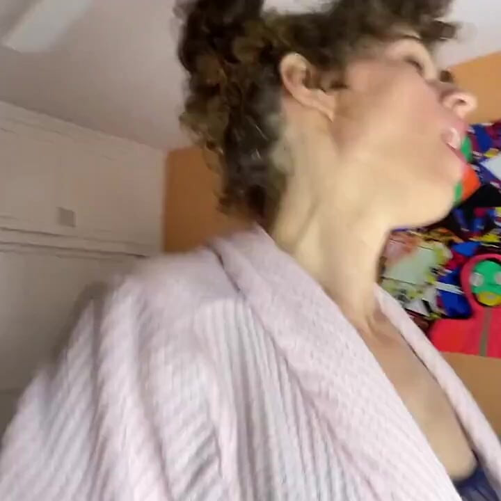 Üvey anne kocasıyla oynadığını düşünüyor ama üvey oğlunu öğreniyor!