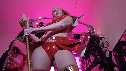 Majikan domian lagi asik muasin memeknya pakai vinyl gold dan kontol besar budak seksnya