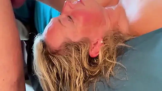 Schmutzige ehefrau lutscht schönen schwanz und fickt, dann nimmt sie spermaladung auf ihr gesicht