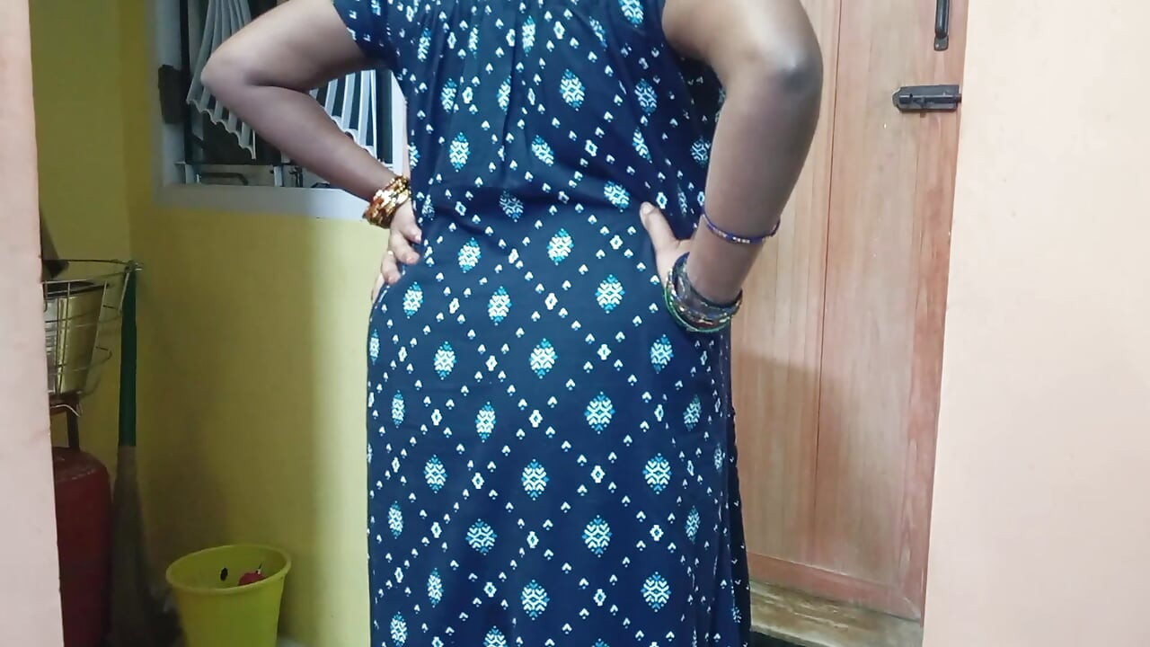 Tante india dengan besar lagi asik jalan kaki