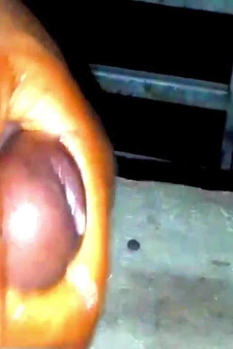 Ne mogu da verujem da je ovo uradio! Veliki crni gej amater sa velikim kurcem sa velikim crnim kurcem svršava PT 22