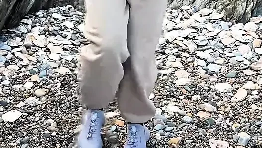 Kompilasi gadis ini nekat kencing di pantai