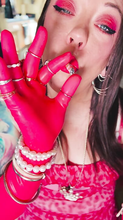 Todo en rosa! La fabulosa fumadora Tina Snua usa guantes y anillos de látex rosas y fuma un cigarrillo para ti