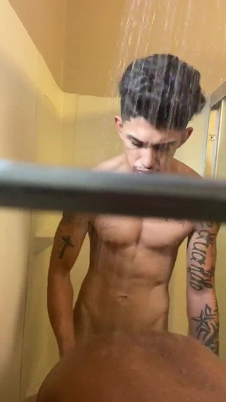 Ragazzo latino che scopa nudo nella doccia (26 &#39;&#39;)