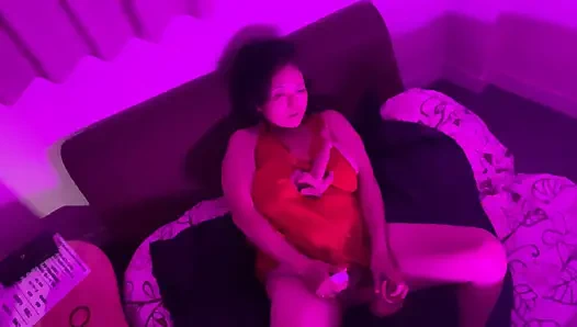 Evli bir kadına dildo kullanarak mastürbasyon yapıyor