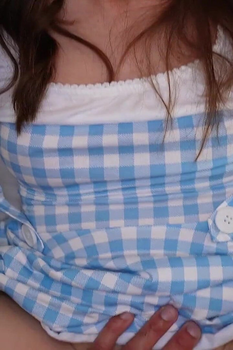 Brineta ljepotica Krystal Palmer Cosplays kao Dorothy i dobiva spermu unutra