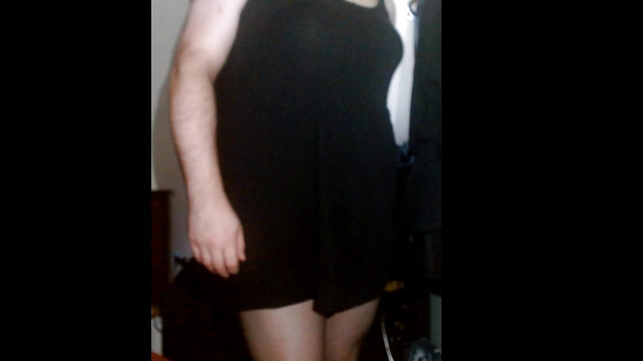 Video genomen in kleine zwarte jurk, met nepborsten en andere cd-spul erop