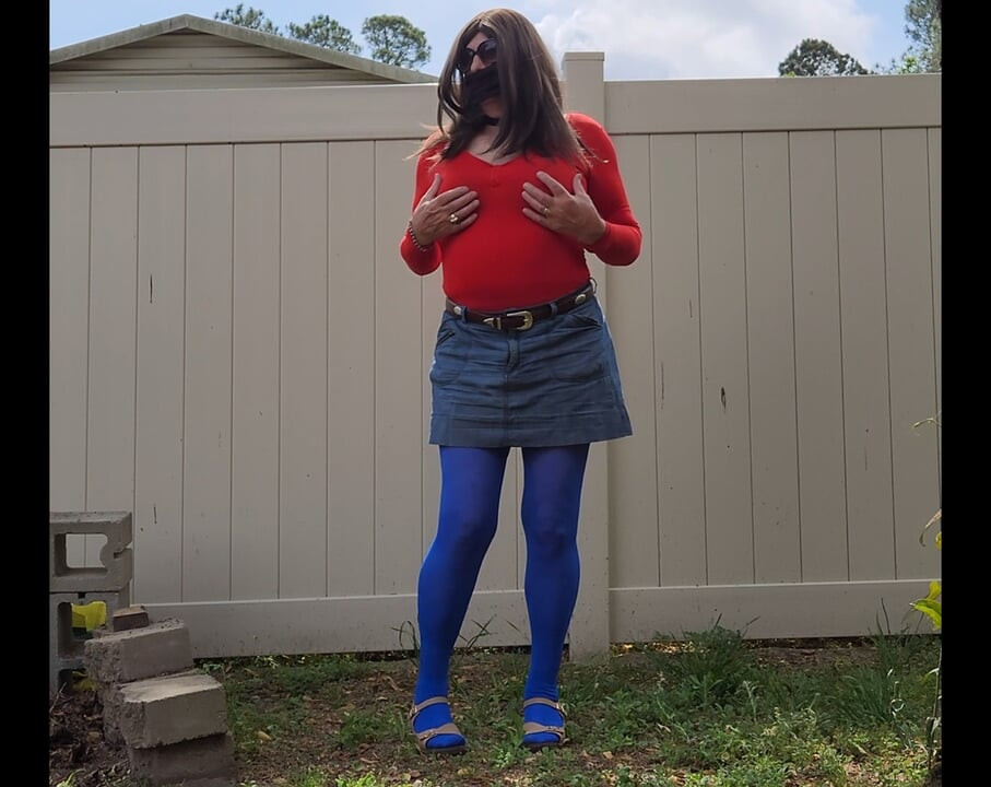Gay cd outdoors. I cum in my pantyhose outfit.