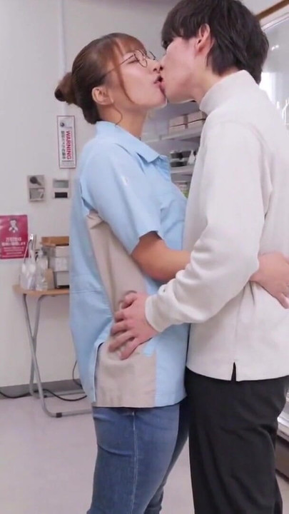 Dio 3 Udana žena Dio koji zabrlja kraj bara uvijek je na rubu otkaza! Upravo tada, velika zbrka velikog broja narudžbi kondoma! ? Udana žena honorarna, kojoj više nije ostalo, bori se da proda kondom! | Isječak 1