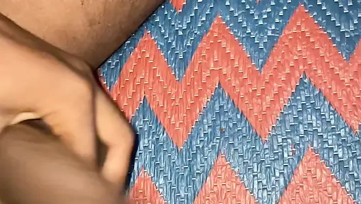 18 yaşındaki adam büyük yarak ve 100 gm döl. Kadınlar için çok lezzetli sulu lezzetli. Çok lezzetli. Gel ve büyük yarağın tadına bak