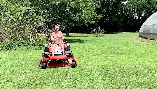 Titten out Rasenmädchen im freien reiten
