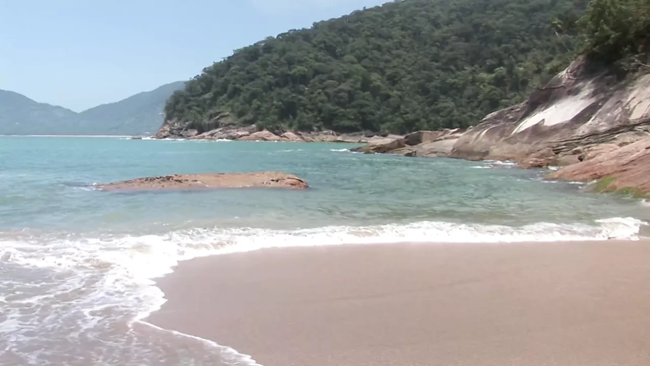 Casal gay extremamente gostoso se fode idiotas na praia
