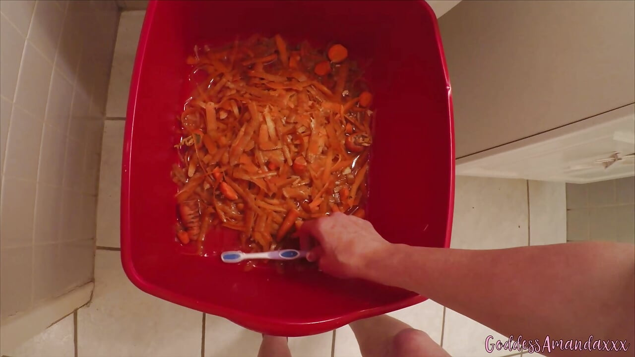 अपने भोजन के लिए गाजर पर पेशाब करना