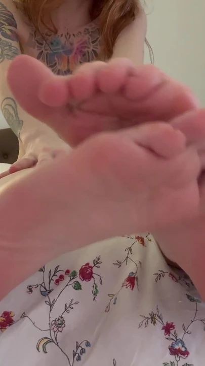 用白色乳液摩擦我的脚