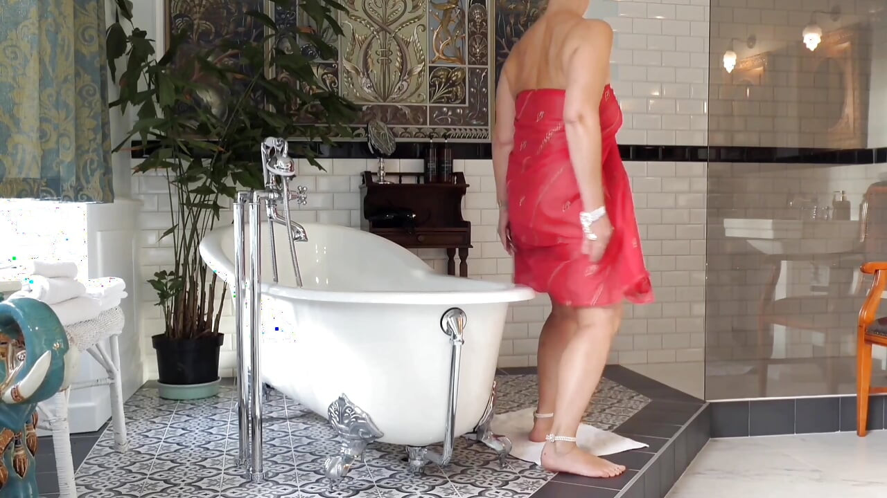 Soție blondă matură se bucură de sex în baie