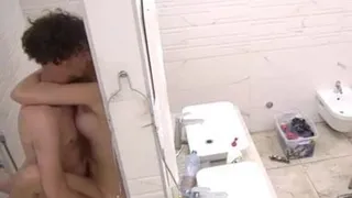 ljubavni par voli da se jebe u wc