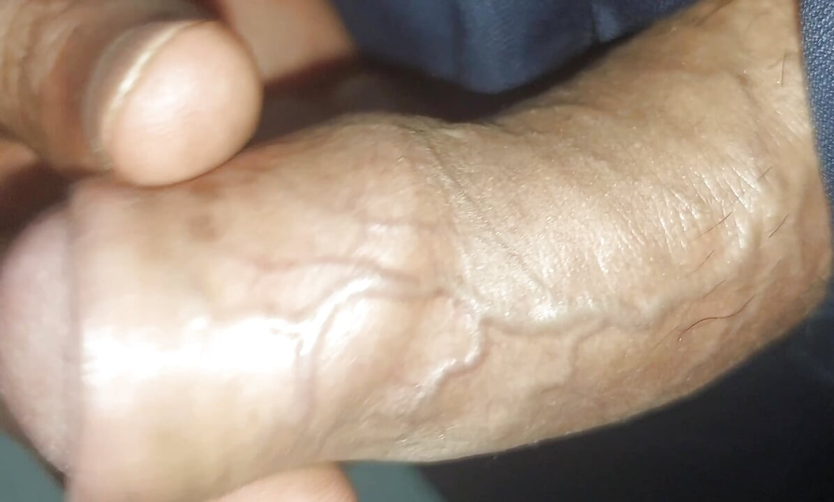 Padrastro y madrastra me dan una paja en mi cumpleaños 19