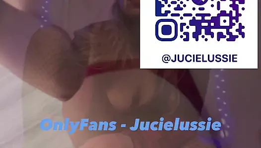 Dildo jucielussie lutschen und verrücktes fingern in strümpfen