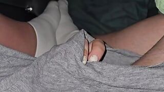 Macocha z białymi długimi paznokciami wyciągnęła pasierba penisa ze spodni