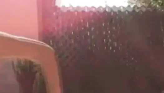 Brandon'ın havuz başı solo seansı