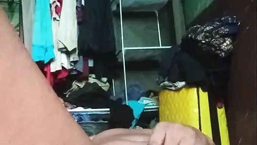 Coole Walzen von ihr, die live masturbieren zeigt