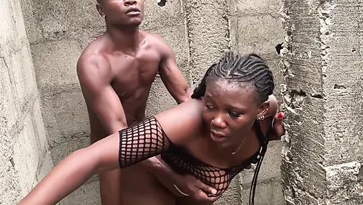 Он трахает мою жену-арендодателя в незавершенном здании