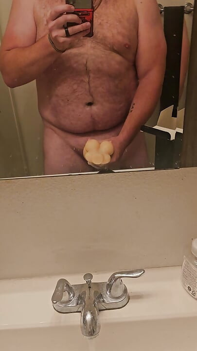 Fuzzy femboy bawi się ulubioną zabawką przed prysznicem