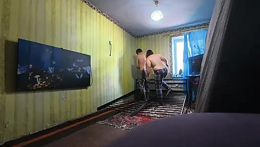 Di balik layar, tanpa editan. Kami sedang membangun tempat tidur seks baru