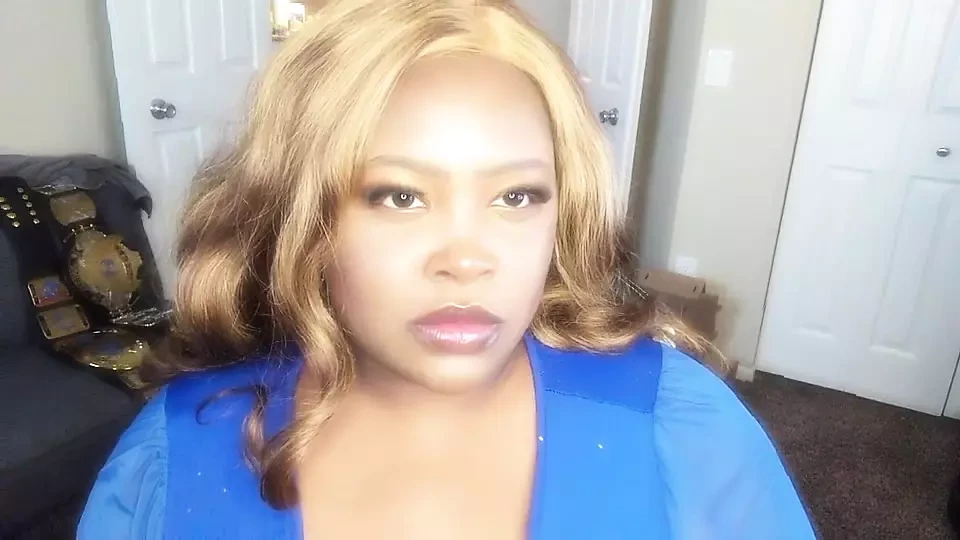 Virgem maricas cadela é humilhada por dominatrix Trina