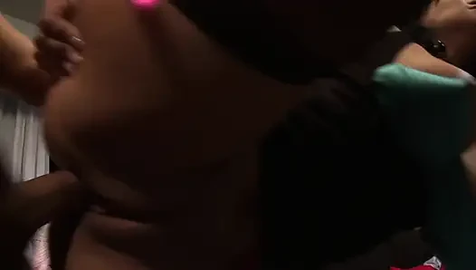 Güzel raf Asyalı orta yaşlı seksi kadın uzun yarakla sikiliyor