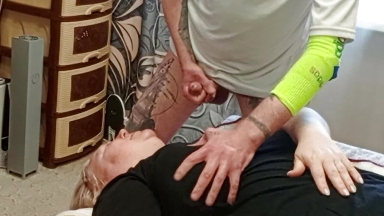 撸管我的鸡巴射在我的继母身上